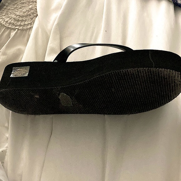 Guess Wedged Flip Flops. Beach Style, Sailor Style. Stripped Black And White. - Picture 4 of 5